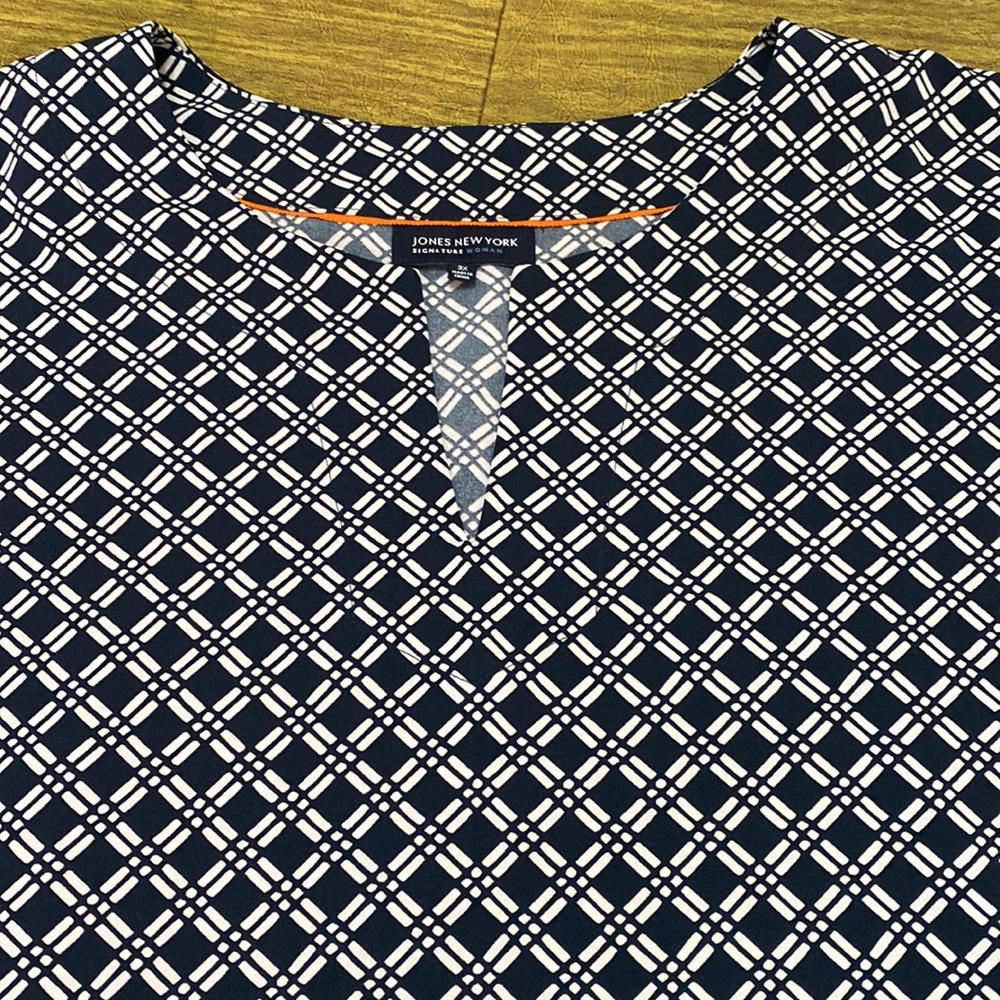 Jones New York Signature Slightly Oversized 3X Blue and White Top Blouse